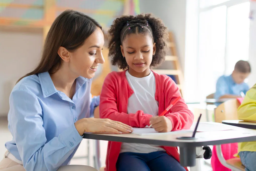 Profesora dando clases de idiomas interactivas a un grupo de jóvenes.